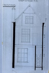 <p>Op een dwarsdoorsnede op een bouwtekening uit 1919 is te zien dat de vensters van de verdieping en de zolder in de achtergevel destijds voorzien waren van een 18e eeuwse roedeverdeling (Stadsarchief Kampen).</p>
